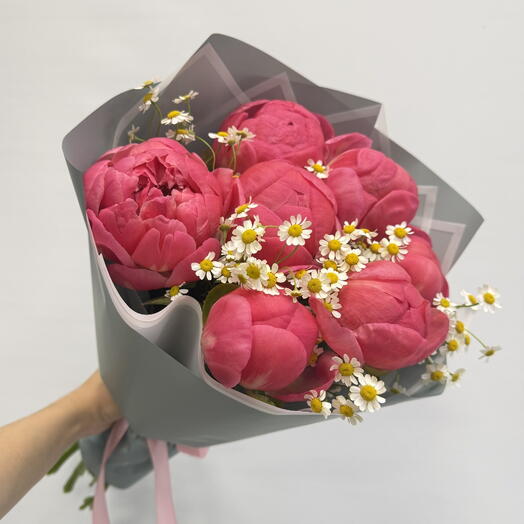 Букет из коралловых пионов и мелких ромашек