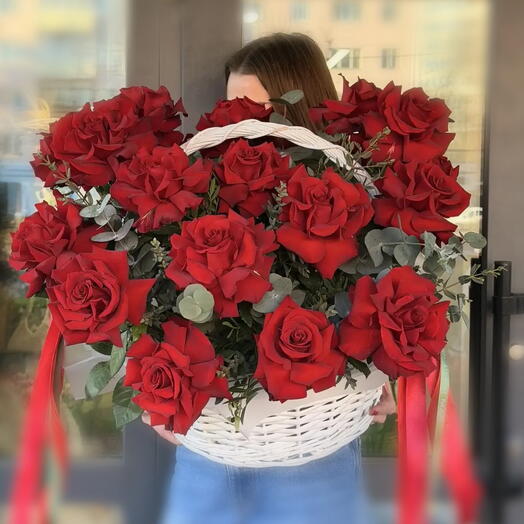 Французские розы бордо в плетеной корзине