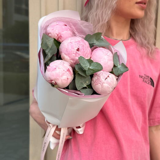 🌸 Букет из 5 нежно-розовых пионов с эвкалиптом