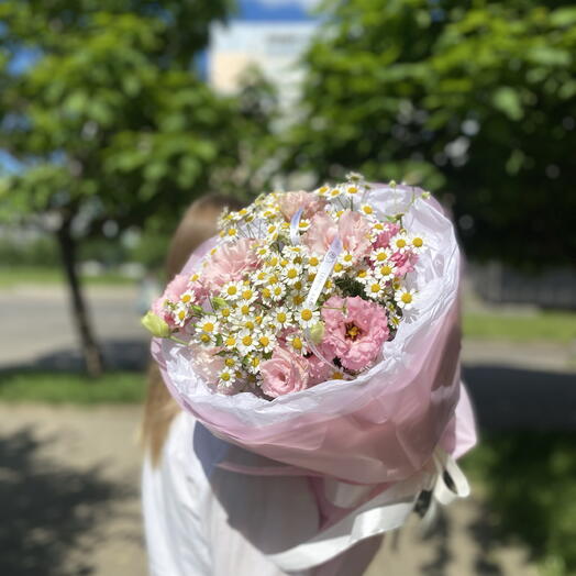 Букет с эустомой и ромашками
