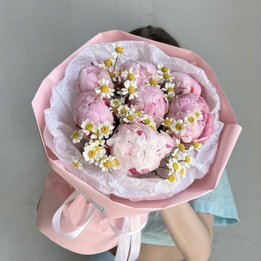 Букет из пионов и ромашек