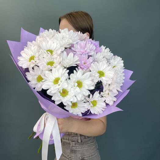 Моно букет из хризантем ромашкой 🤍💜