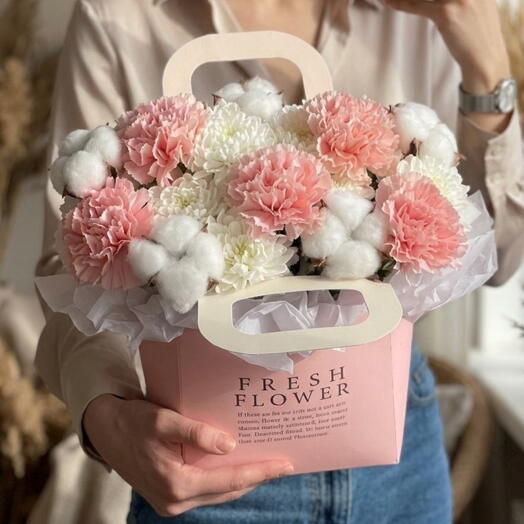 Нежная композиция в сумочке с хризантемой, диантусами и хлопком🌺