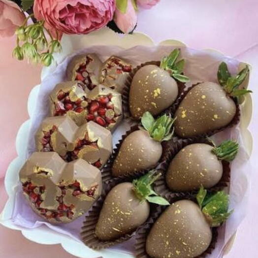 Гранат и клубника в бельгийском шоколаде