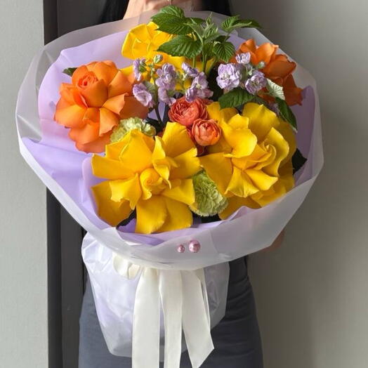 Летний яркий сборный букет (Желтые розы, оранжевые розы, кустовые розы, маттиола, малина)