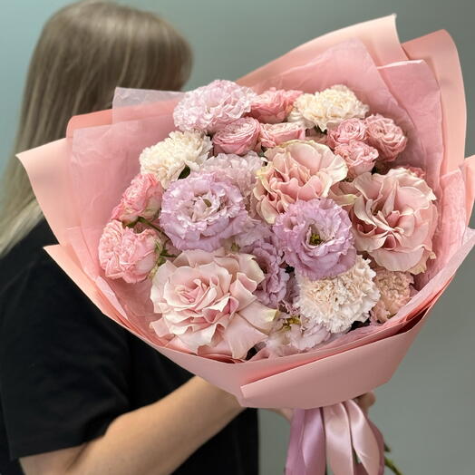 Кружевной букет из французских роз и лизиантуса