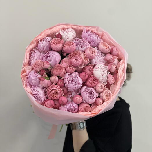 Нежный букет из пионов и кустовых роз