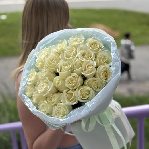 Белые розы для девушки