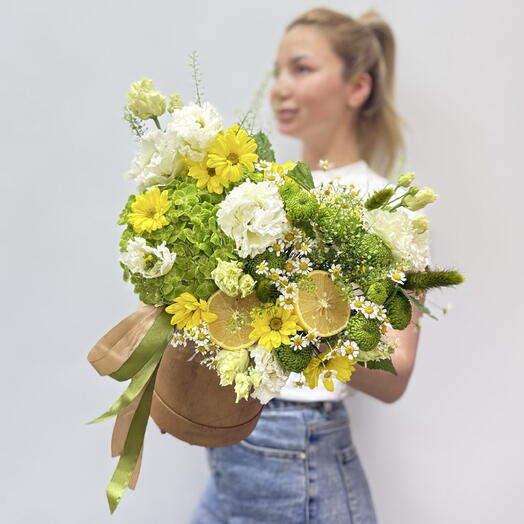 «Лимонный фреш»🍋
Цветочная композиция в шляпной коробке 🌸🍀