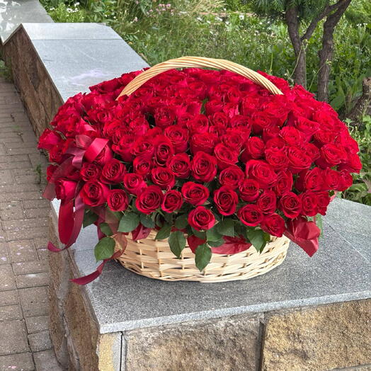 Шикарная корзина из 201 розы. Кения