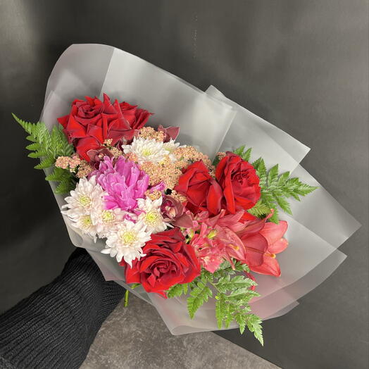 Французские красные розы, пион, Лилия в роскошном букете