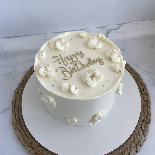 Торт 1 кг с золотой надписью happy birthday и кремовыми цветами