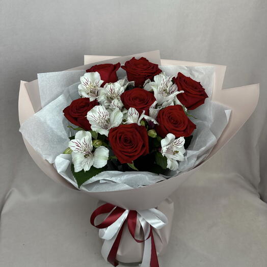 Красные розы с альстромериями🌹🤍