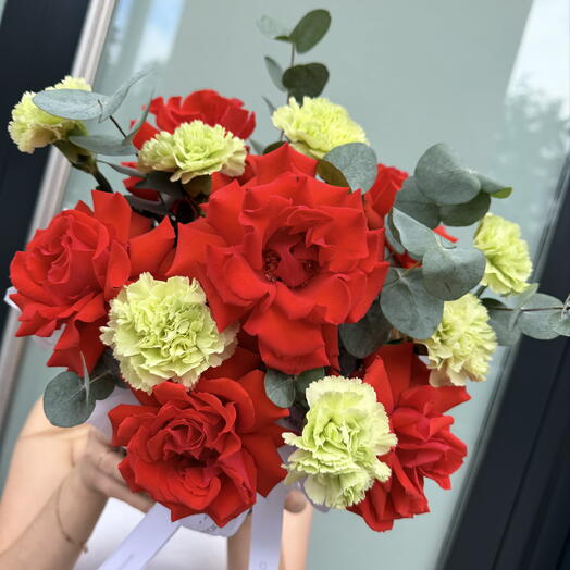 Композиция в кашпо с красной французской розой и зелеными диантусами💚