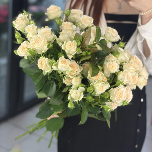 Букет из пышных кустовых роз