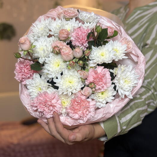Хризантема, пушистые гвоздики, кустовая пион. Роза