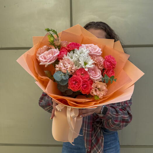 Нежный Персиковый букет с Розами, Хризантемой и Эустомой + сладкий подарок 🎁