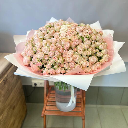Огромный букет из 101 полноводной кустовой розы