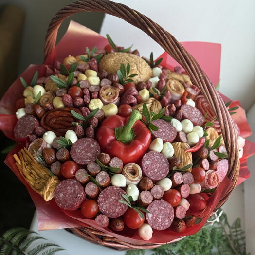 «Мясной удар» корзина с колбасами