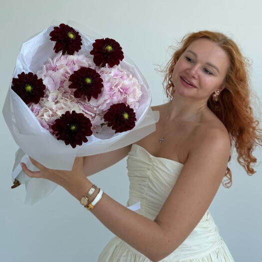 Букет из 3 гортензий с георгинами "DAHLIA VELVET"