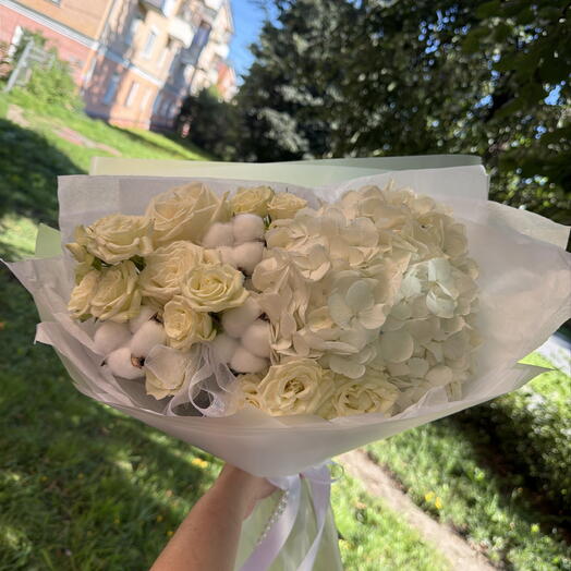 Микс букет в белых оттенках с бусами