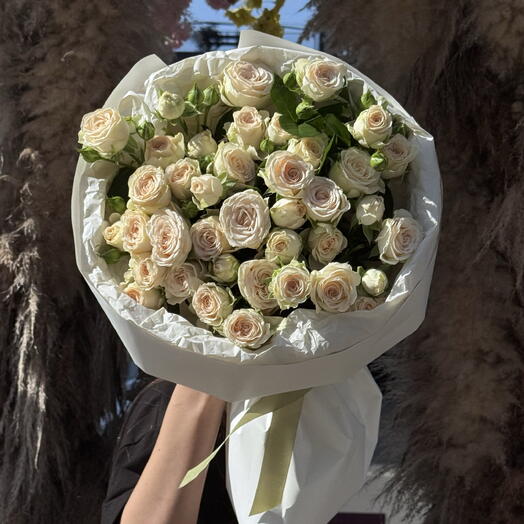 Букет нежных кустовых роз