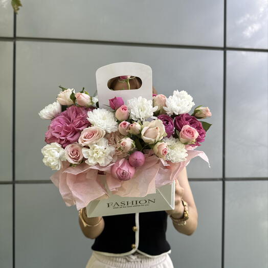Композиция «Весна🎀» из кустовых хризантем, пион роз сорта Кантри блю, кустовых роз в сумочке 👜🩷