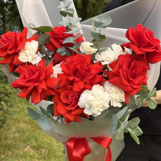 Букет из роз и диантусов