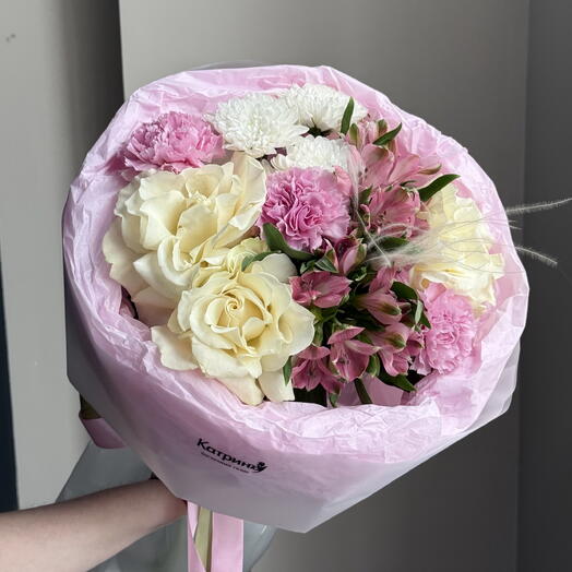 Букет с французскими розами, альсромерией, хризантемой и диантусами