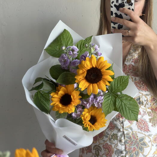 Букет комплимент с мини подсолнухами и маттиолой 💜🌻