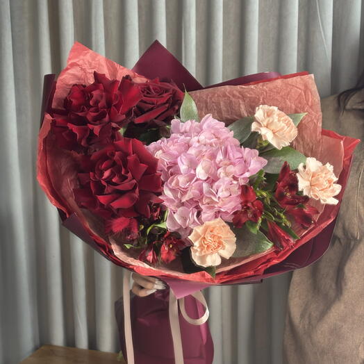 Ramo de lujo con rosas francesas y hortensias en una gama brillante