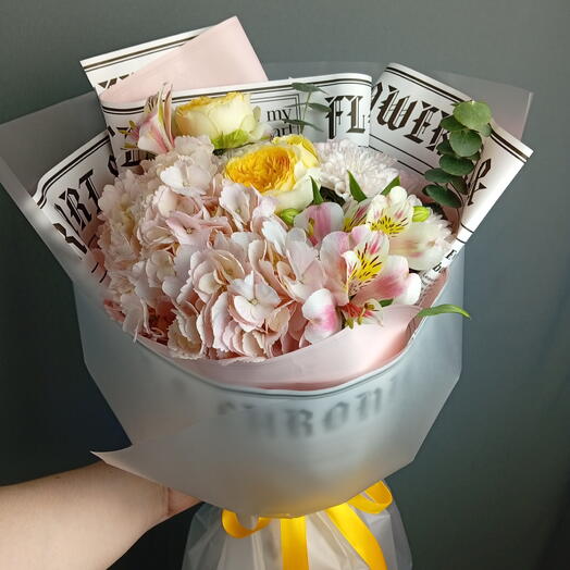Букет с гортензией, кустовой розой, хризантемой, альстромериями, диантусами и эвкалиптом