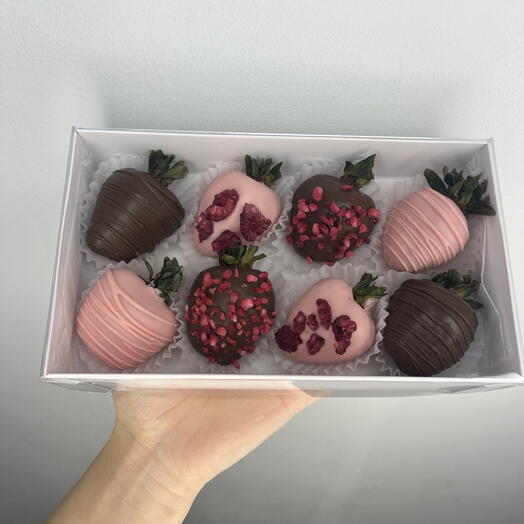 Коробочка с клубникой в шоколаде 8 штук