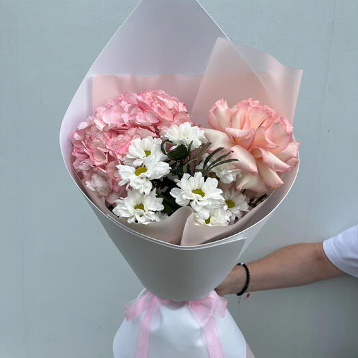 Нежный букет с гортензией, французской розой и хризантемой Бакарди🌸