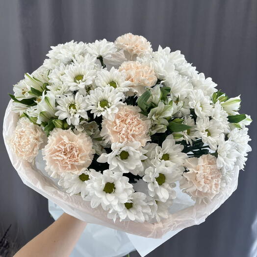 Букет с хризантемой, альстромерией и кремовыми диантусами