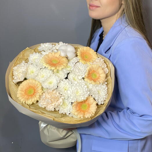 Букет с герберами и хлопком