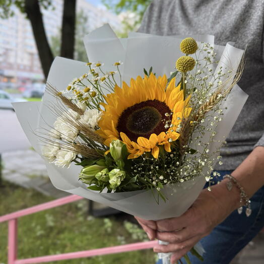 Букет с солнечным подсолнухом