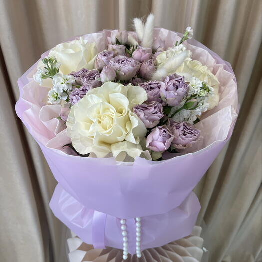 Букет с французскими розами, маттиолой и кустовыми розами🎀