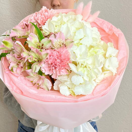Няшка 🌸 авторский букет из гортензии, альстромерии и диантусов