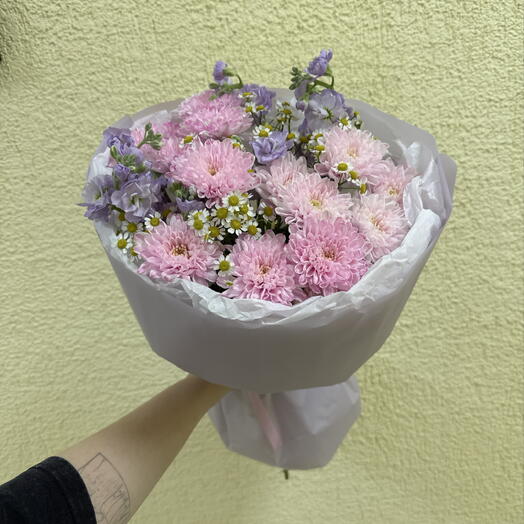 Букет из хризантем, ромашки и маттиолы
