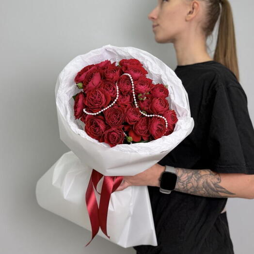 Кустовая Роза красная с жемчугом