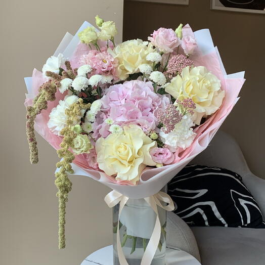 Букет «Ласковый миг» с французскими розами, амарантом, эустомой🌸