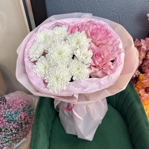 Букет из ажурных роз и хризантем