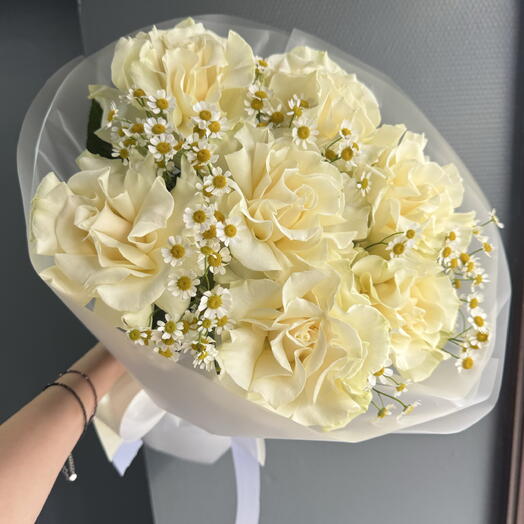Шикарный букет из белых французских роз и ромашек