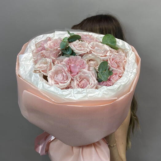 Нежный букет из кустовых роз