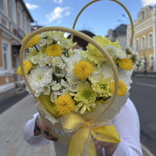Стойкая композиция в стильной сумке с ручками из ароматных хризантем, ажурного диантуса