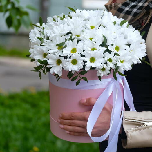 Белые кустовые хризантемы в шляпной коробке "Лея"