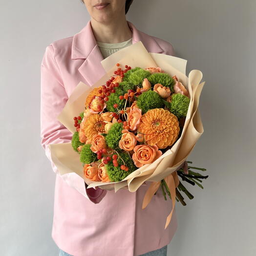Букет с георгинами, калиной и кустовыми розами