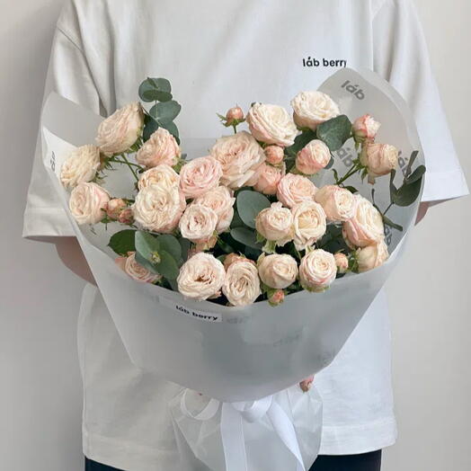 Нежный букет из кустовой розы