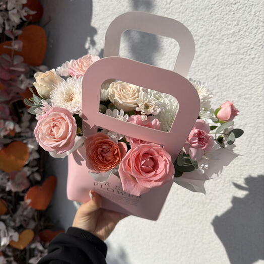 Милая композиция Bloom room, роза, хризантема, диантус
